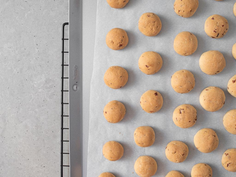 Upieczone ciasteczka śnieżne kule.