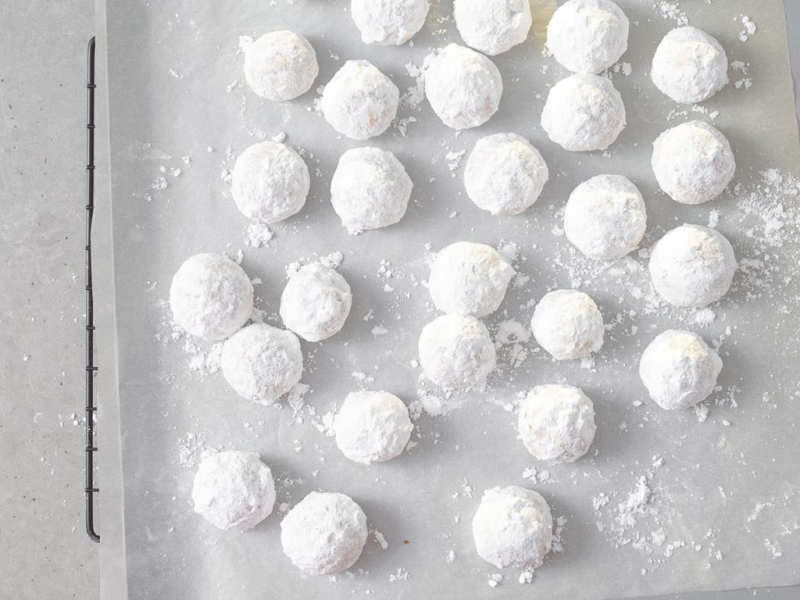 Gotowe ciasteczka śnieżne kule.