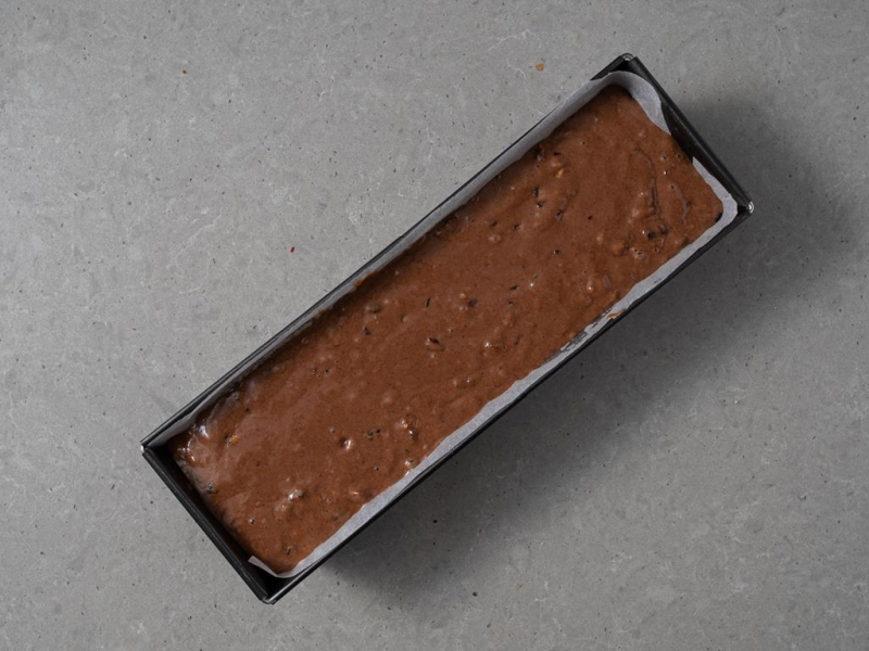 Ciasto na piernik przełożone do keksówki.