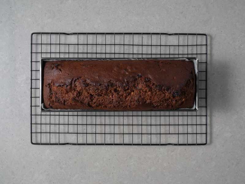 Upieczony piernik studzący się na kratce do pieczenia.