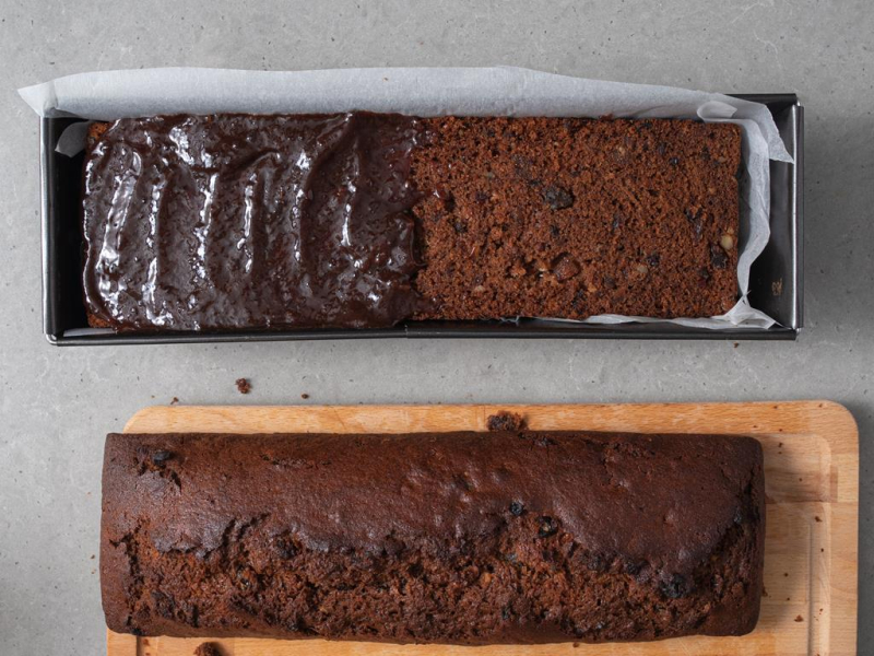 Przekładanie piernika powidłami śliwkowymi.