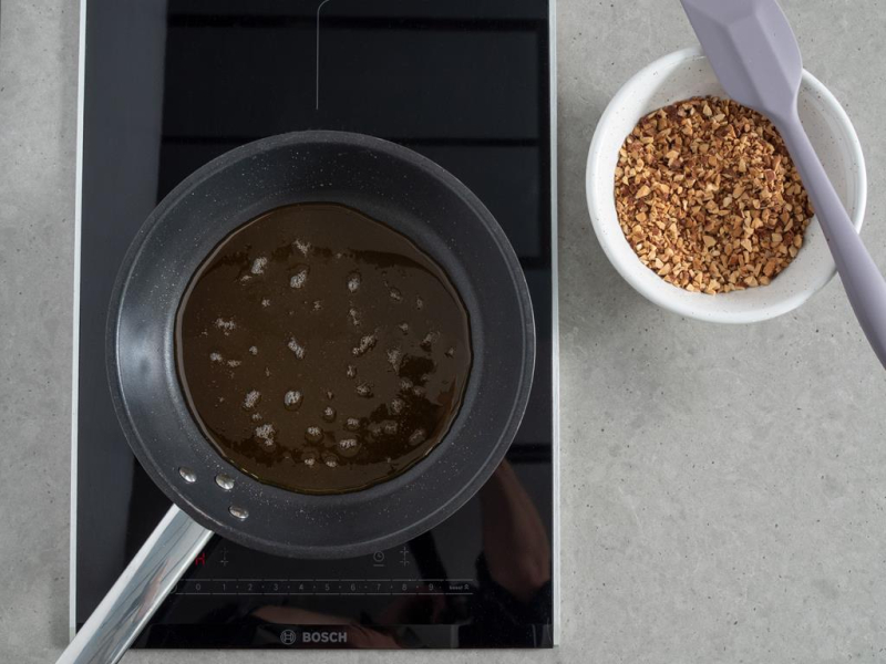 karmel i posiekane prażone migdały na krokant