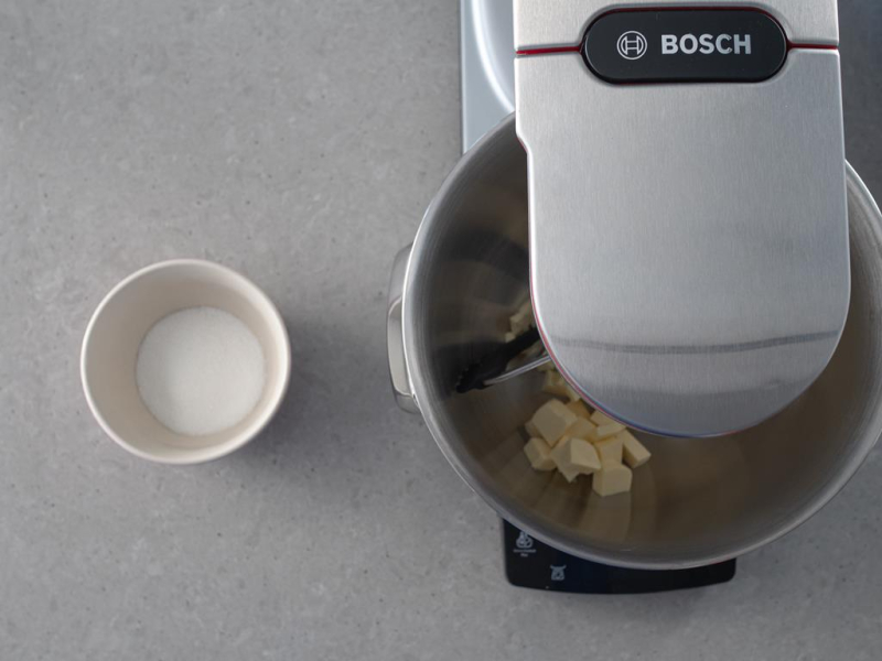 W misie robota kuchennego firmy Bosch - masło, obok w miseczce - cukier.