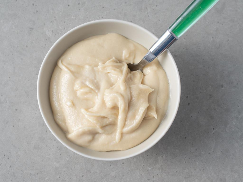 Gotowy krem marcepanowy w miseczce.