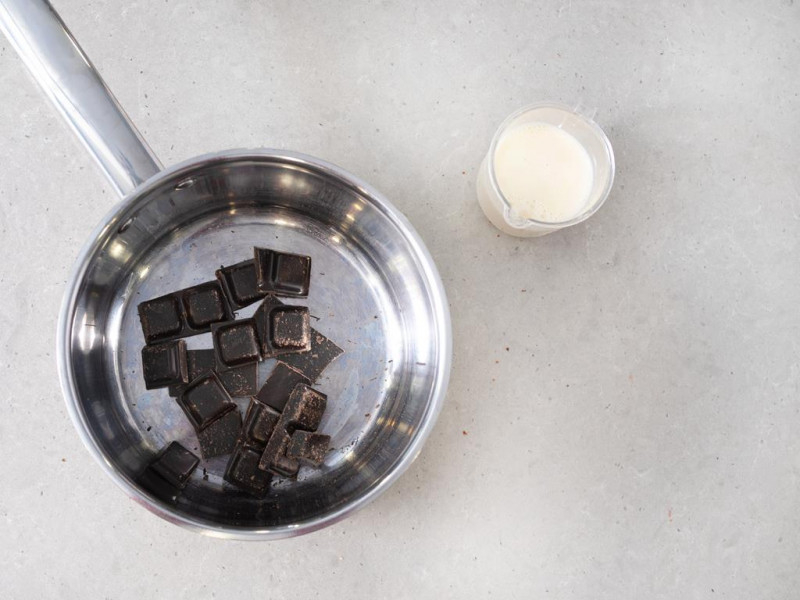 Przygotowywanie polewy czekoladowej do sernika z pierniczkami.