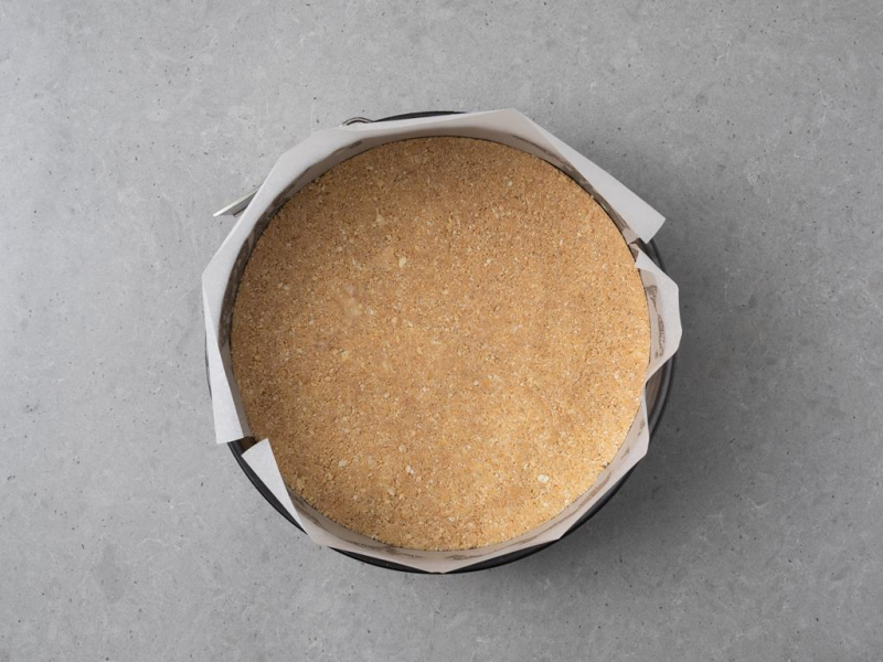 Upieczony ciasteczkowy spód do sernika z pierniczkami.