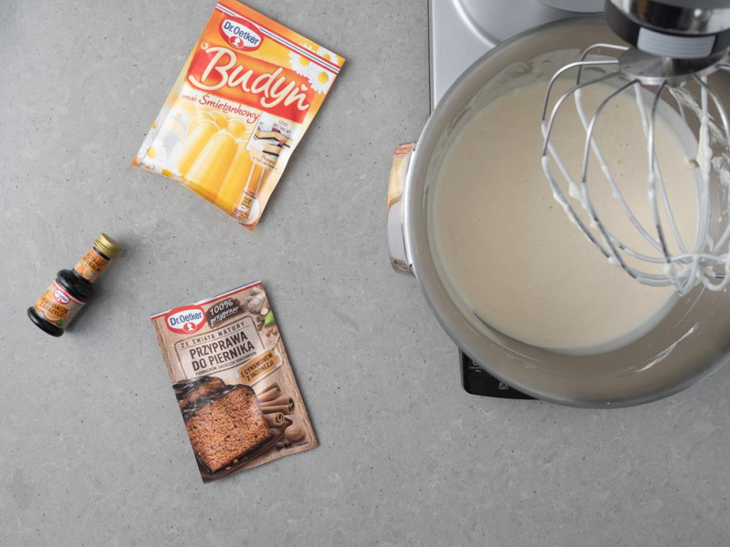 W misie wymieszany twaróg z cukrem oraz jajkami. Obok budyń o smaku śmietankowym Dr. Oetkera oraz przyprawa do piernika Dr. Oetkera.