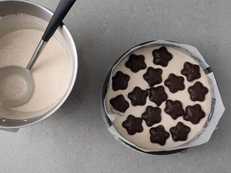 Nakładanie pierniczków na masę serową.