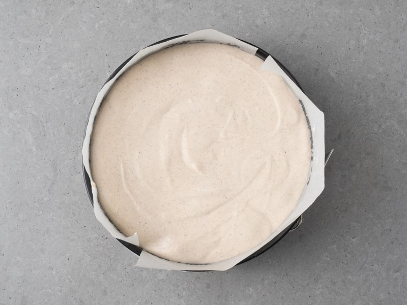 Sernik z pierniczkami przed pieczeniem.