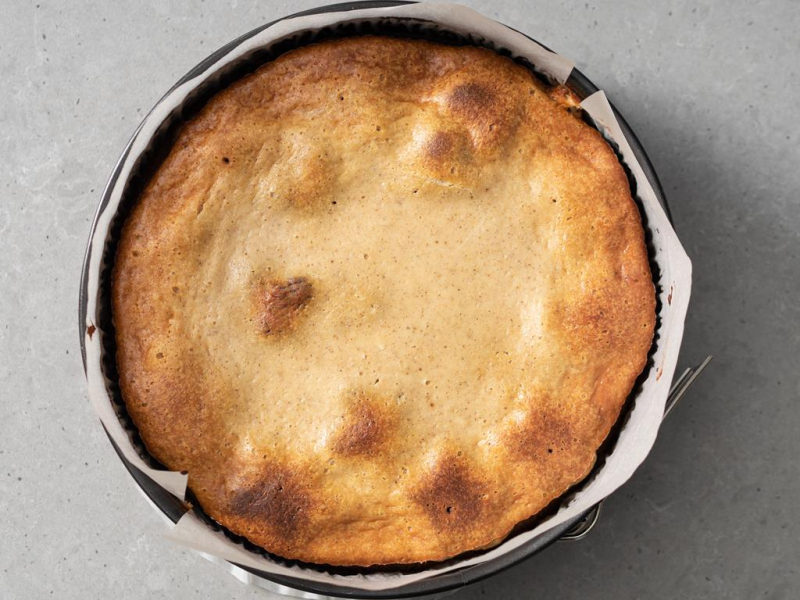 Upieczony sernik z pierniczkami.