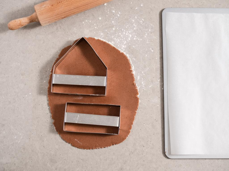 wycinanie domku z piernika foremką do wycinania Wilton