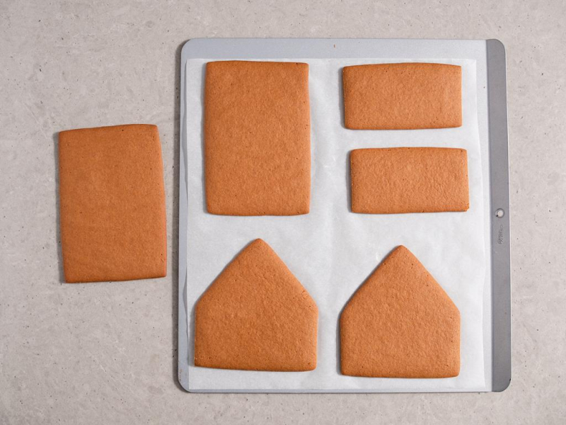 upieczone części domku z piernika