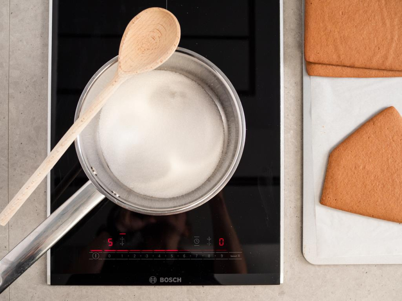 przygotowanie karmelu do sklejania domku z piernika