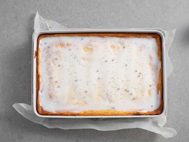 makosernik z lukrem i cukrową posypką