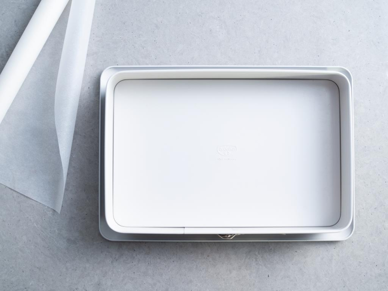 prostokątna tortownica wyłożona papierem do pieczenia