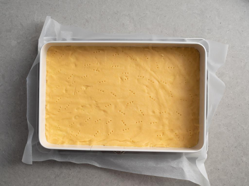 forma wyłożona kruchym ciastem