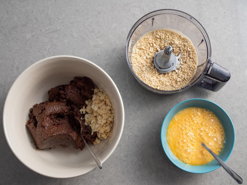 masa makowa, jajka i zmielone orzechy