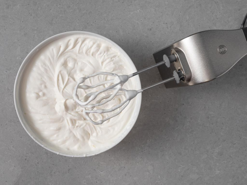 Ubita śmietanka wegańska mikserem ręcznym firmy Bosch.