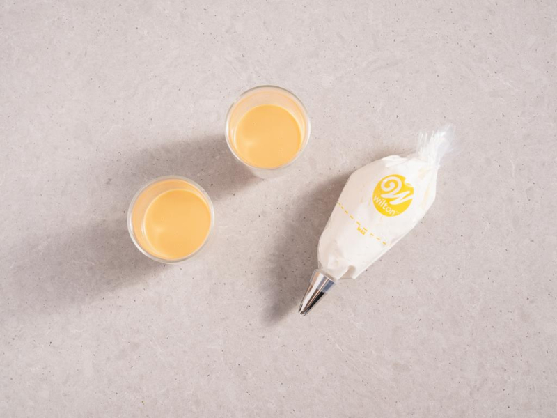 gorący alkohol, bita śmietana do bombardino