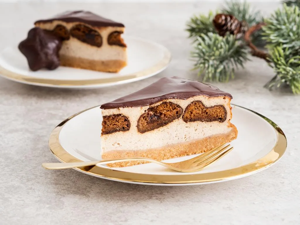 sernik z pierniczkami na talerzyku do kawy - wszystkiego słodkiego