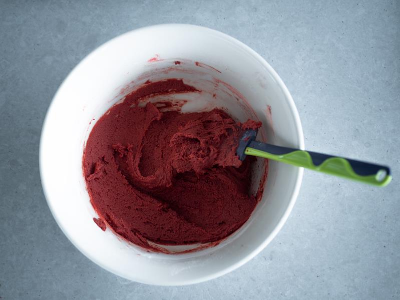 w misce ciasto na ciasteczka red velvet