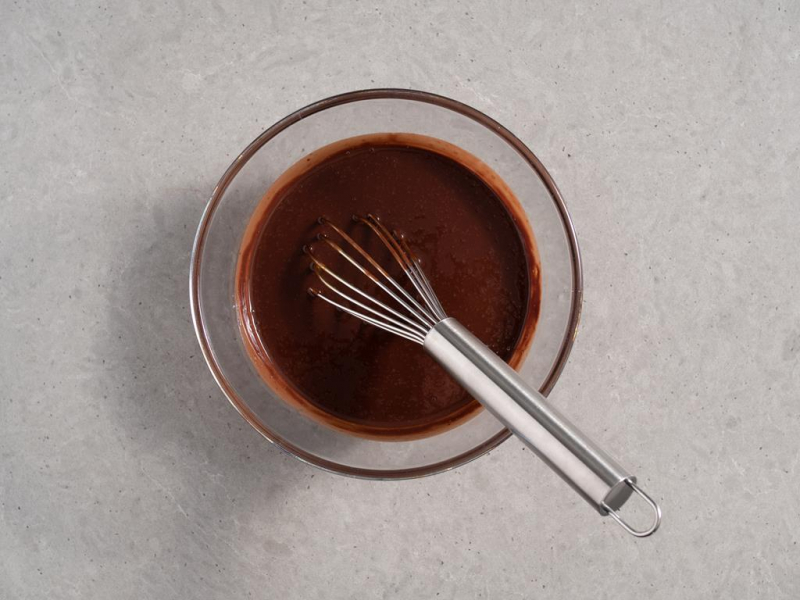 masa czekoladowa na creme brulee w szklanej misce z rózgą kuchenną