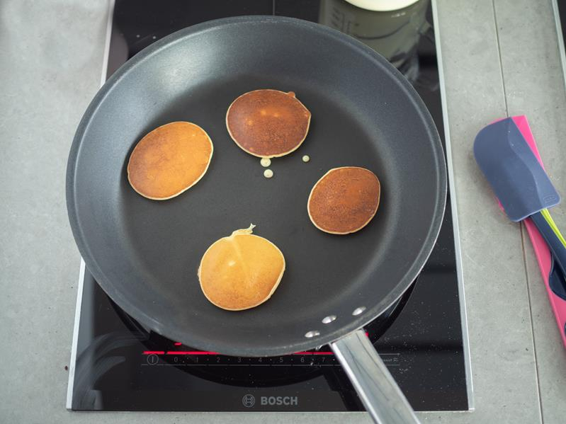 na patelni rumiane placuszki z twarogiem