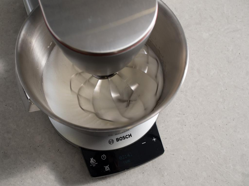 piana z białek na bezową piankę w misie robota bosch