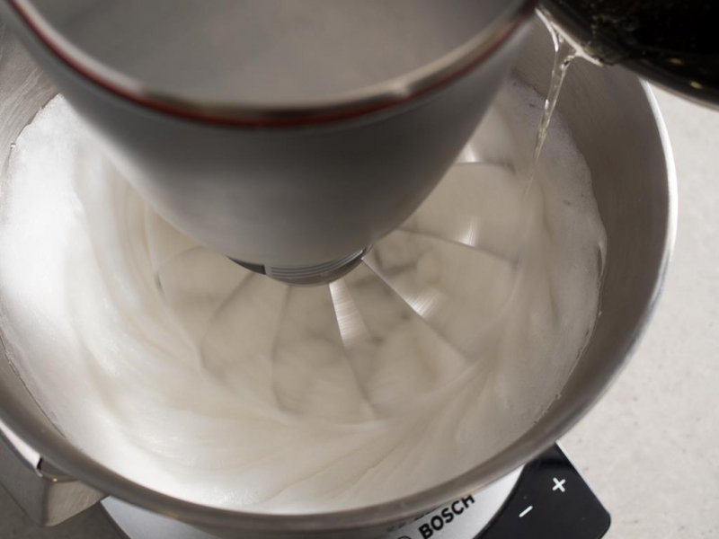 zaparzanie białek syropem cukrowym na bezową piankę