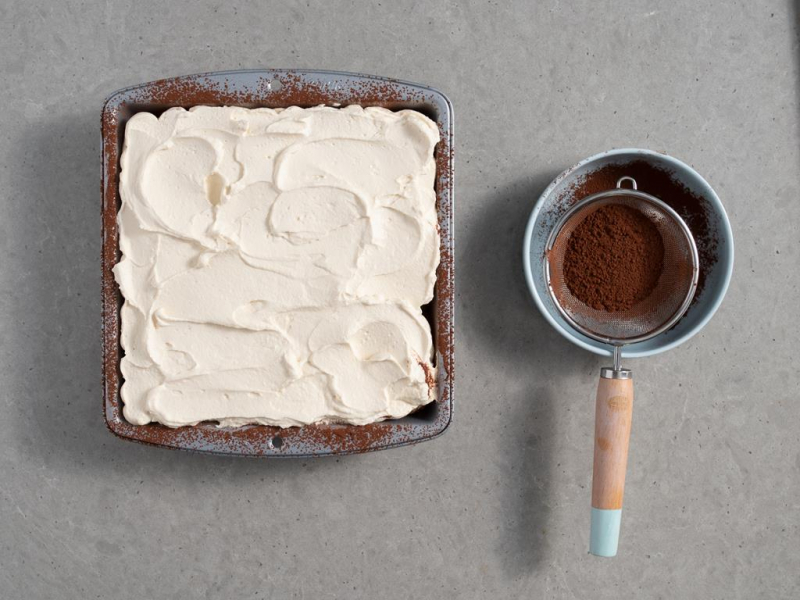 druga warstwa kremu z baileys i kakao na sitku do oprószenia tiramisu bez jajek