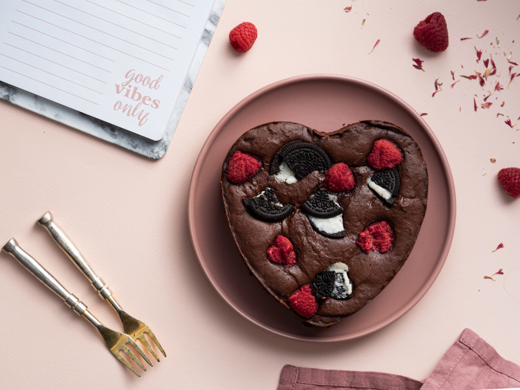 Wegańskie ciasto czekoladowe na walentynki, ciasto w kształcie serca z oreo i malinami na różowym talerzyku - Wszystkiego Słodkiego