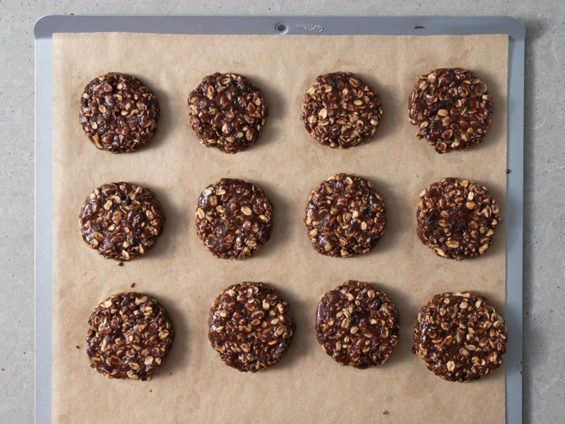 Gotowe ciasteczka owsiane na blasze.