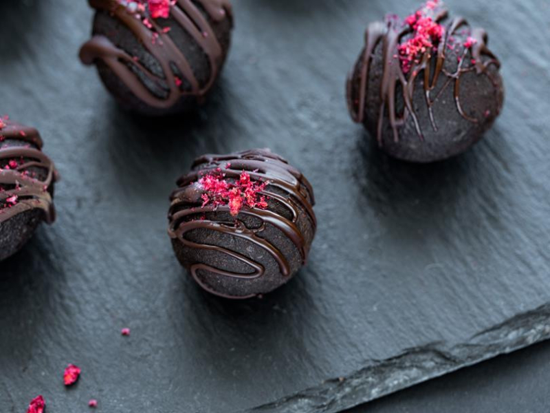 czekoladowe trufle z cieciorki, oblane czekoladą i posypane malinami liofilizowanymi