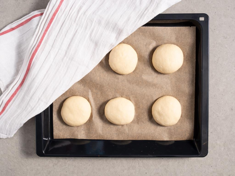 ciasto drożdżowe uformowane w bułki do burgerów