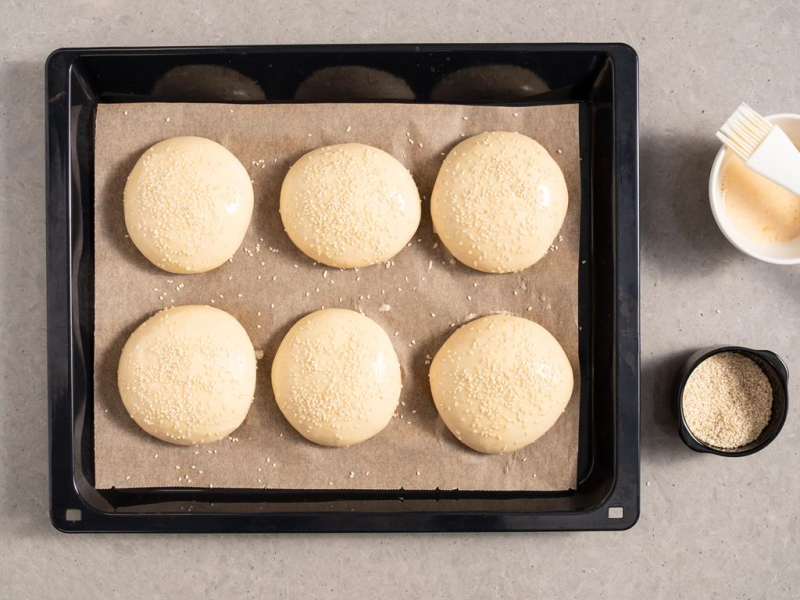 wyrośnięte bułki do burgerów posypane sezamem