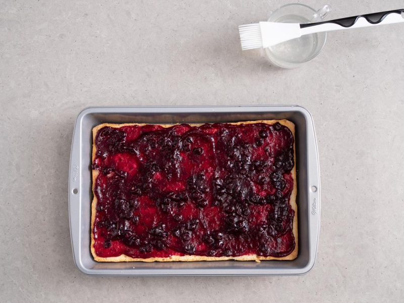 biszkopt nasączony ponczem z dżemem porzeczkowym