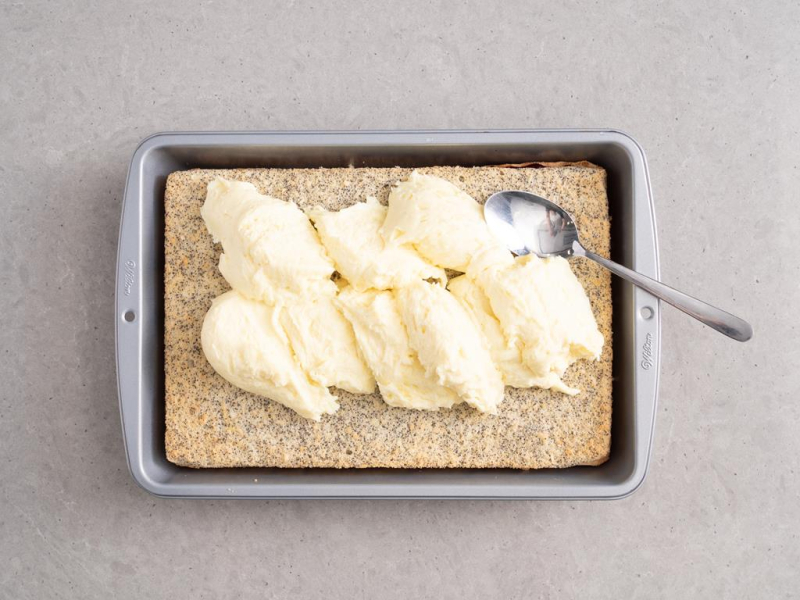 krem budyniowy na cieście makowo-kokosowym