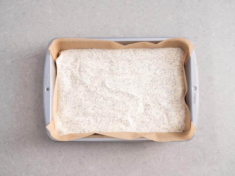 masa makowo-kokosowa na ciasto w formie do pieczenia Wilton