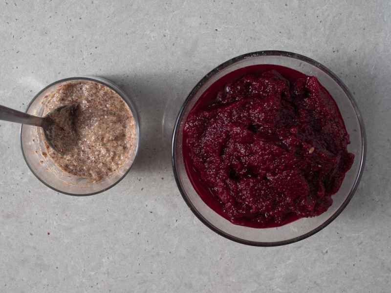 W dużej, szklanej misie zblendowane buraki. Obok w mniejszej miseczce namoczone siemię lniane z wodą.