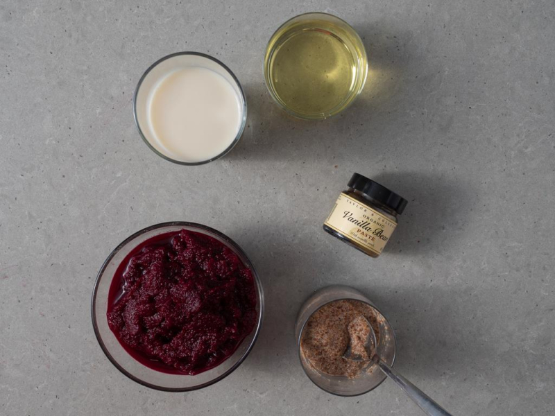 W szklanych miskach: zblendowane buraki, namoczone siemię lniane, olej i napój sojowy. Obok pasta waniliowa Taylor&Colledge.