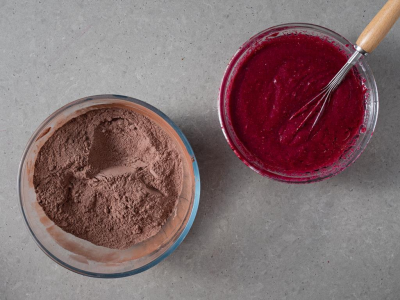 W jednej misie wymieszane suche składniki do przygotowania ciasta. A w drugiej mokre składniki.