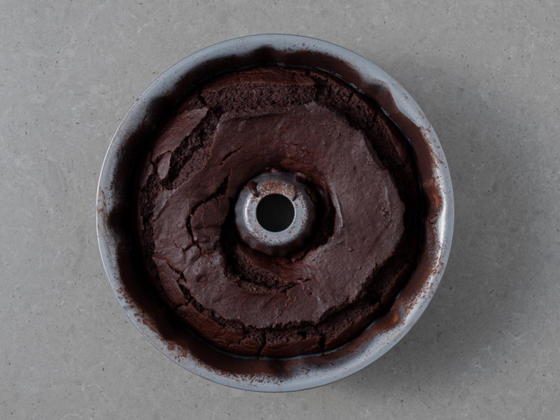 Upieczone ciasto z burakiem w formie do babki.