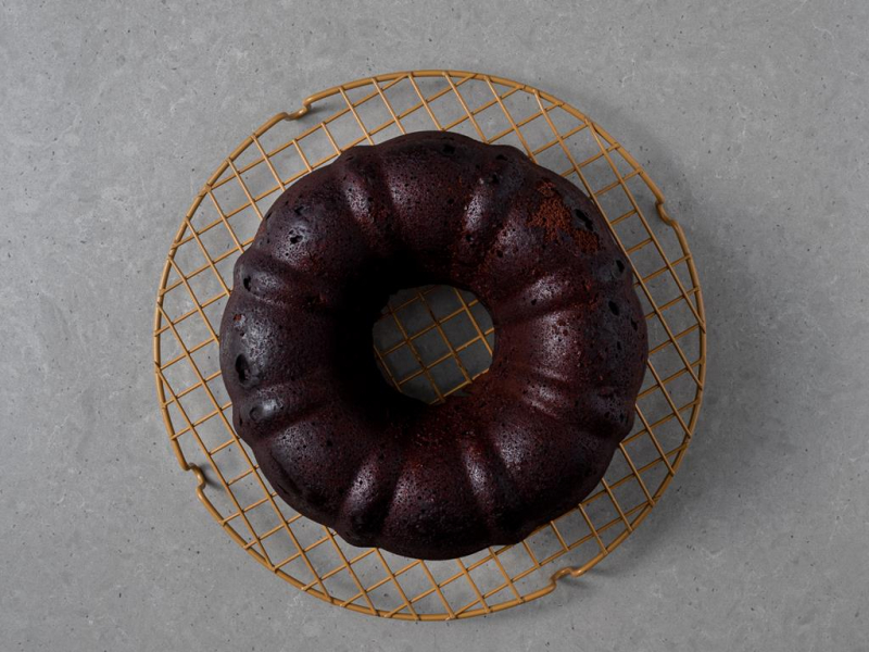 Upieczona babka z burakiem, wyciągnięta z formy, na kratce do pieczenia.