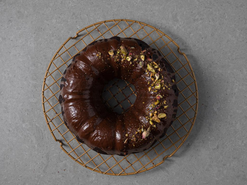 Udekorowana pistacjami i suszonymi kwiatami babka z buraka.