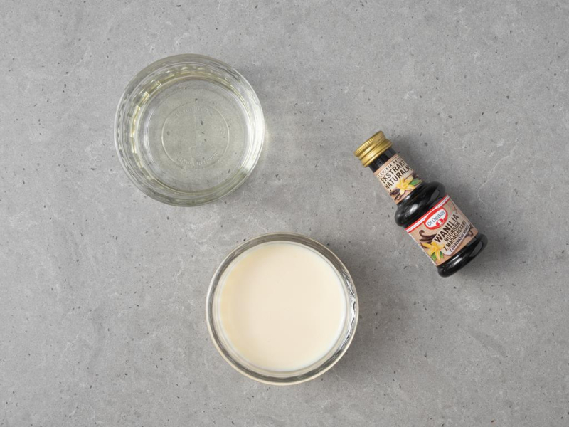 W miseczkach olej rzepakowy, obok napój sojowy i ekstrakt z wanilii.