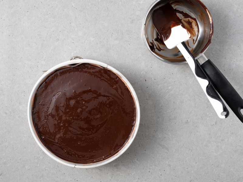 Wylana polewa czekoladowa na cieście.