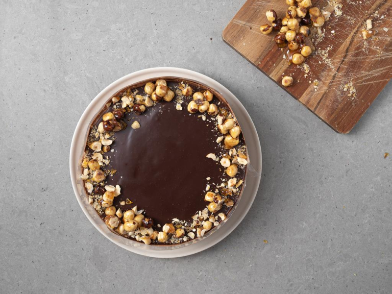 Ciasto musowe czekoladowe, udekorowane karmelizowanymi orzechami.