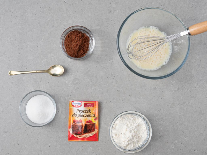 W szklanej misce wymieszane mokre składniki. Obok w miseczkach kakao, mąka pszenna,  proszek do pieczenia, cukier i szczypta soli.