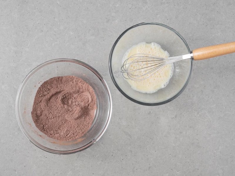 W jednej szklanej misie wymieszane suche składniki, a w drugiej mokre.