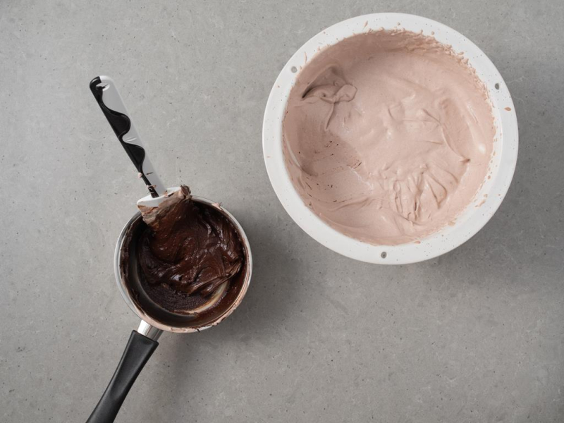 W misie zmiksowana śmietanka roślinna z cukrem pudrem i z serkiem czekoladowym.